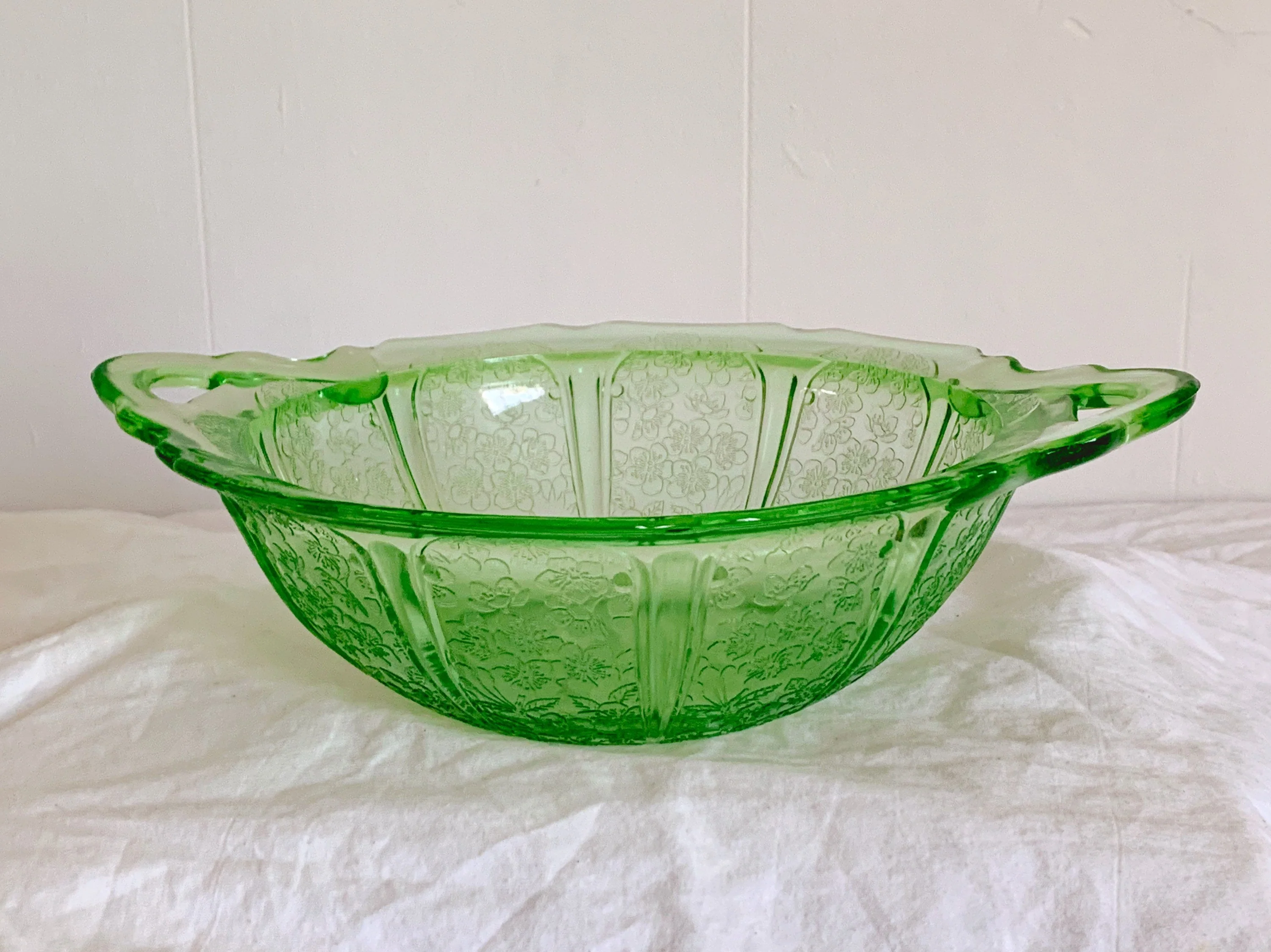 Variety of Vintage 1930s Green Depression Glass Serving Bowls, Plates, Dessert Platter and Cup - Image 3